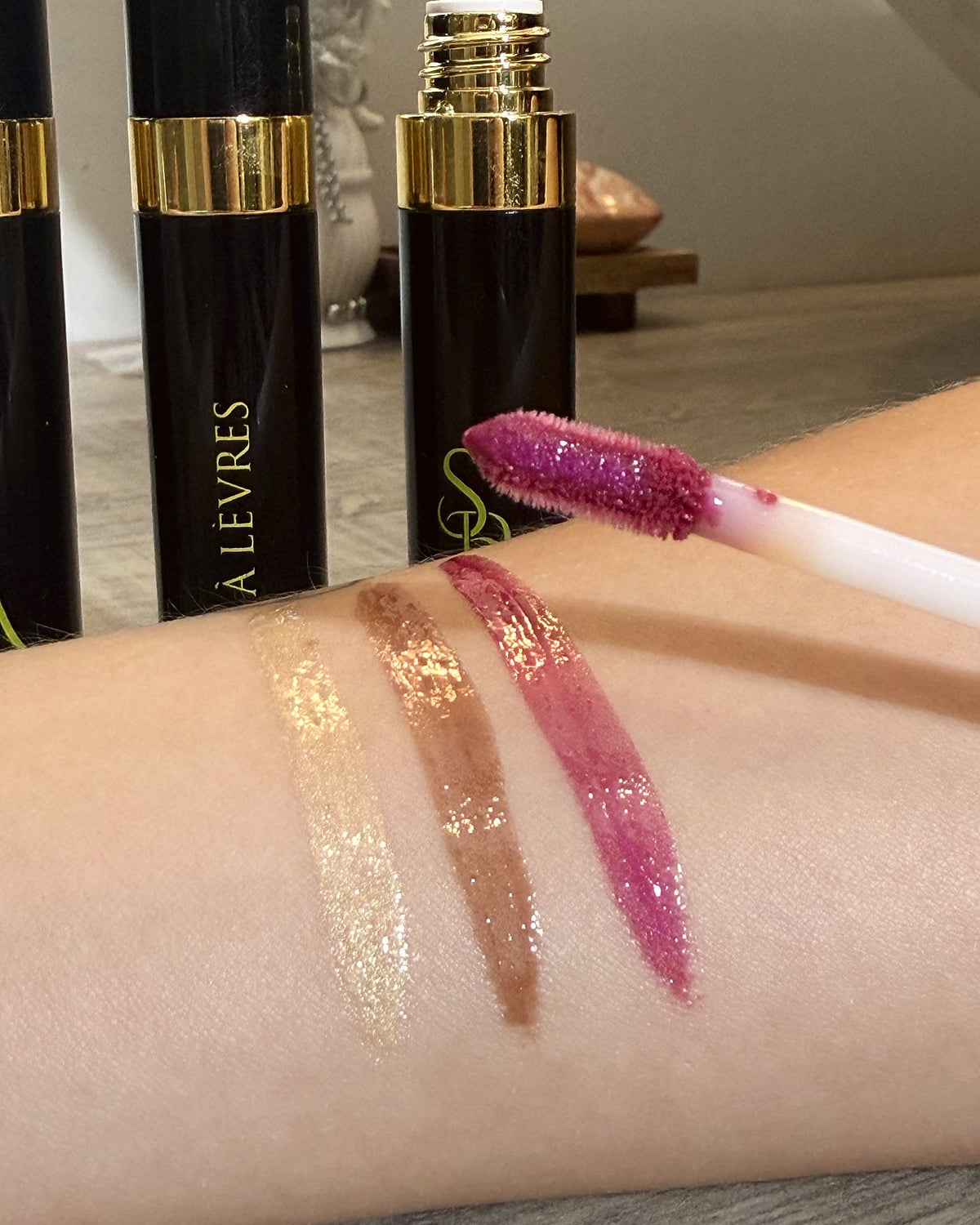 Swatchs sur la peau des teintes Nacrée, Marron Glacé et Rose